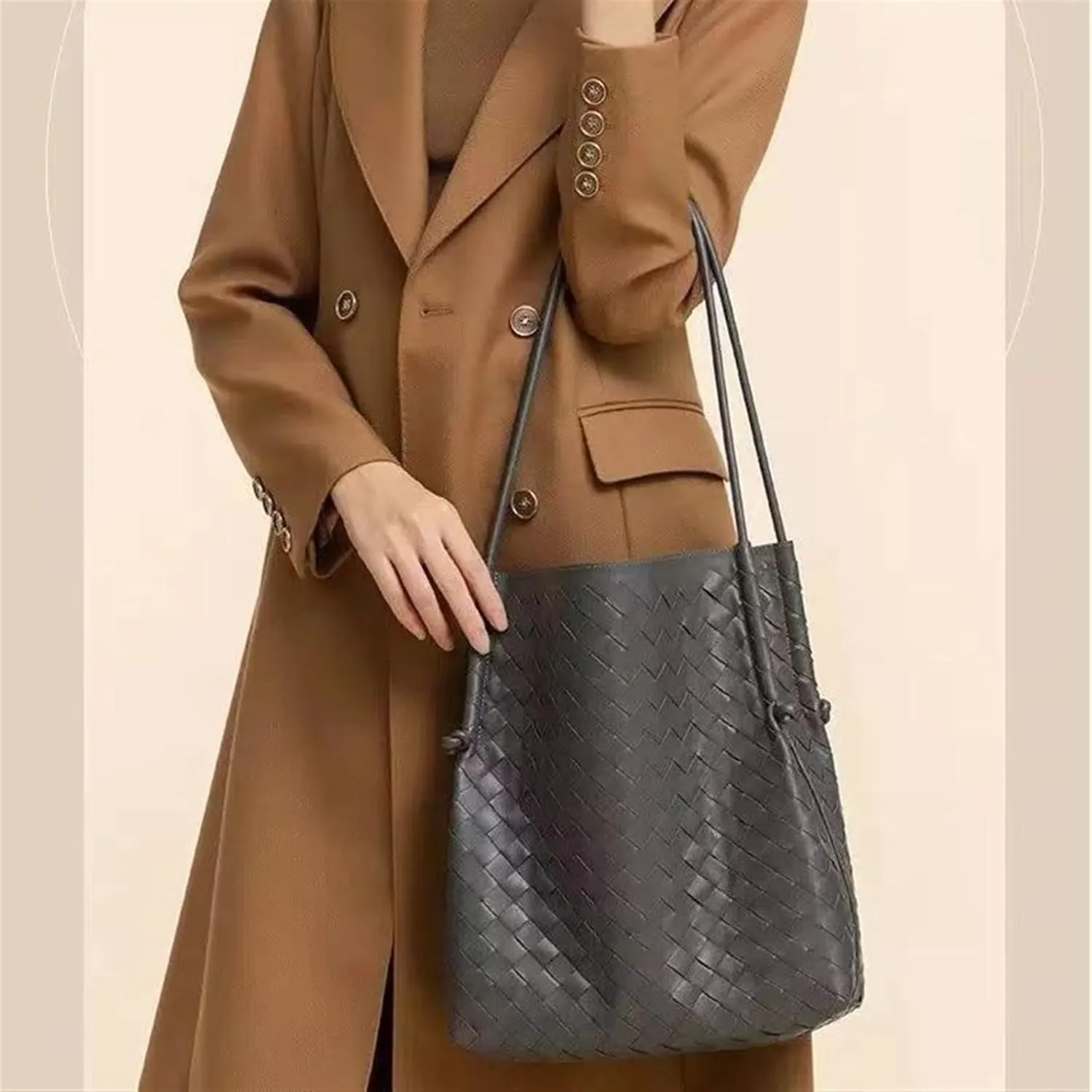 Woven Large Leather Shoulder Bag Large Capacity Tote Bag Genuine Leather Bucket Bag Armpit Bag(B)